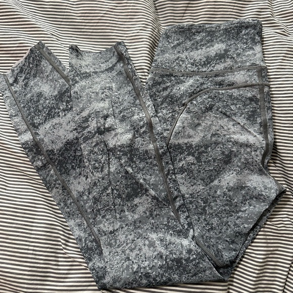 Lulu Grey Pattern Leggings - Picture 5 of 5
